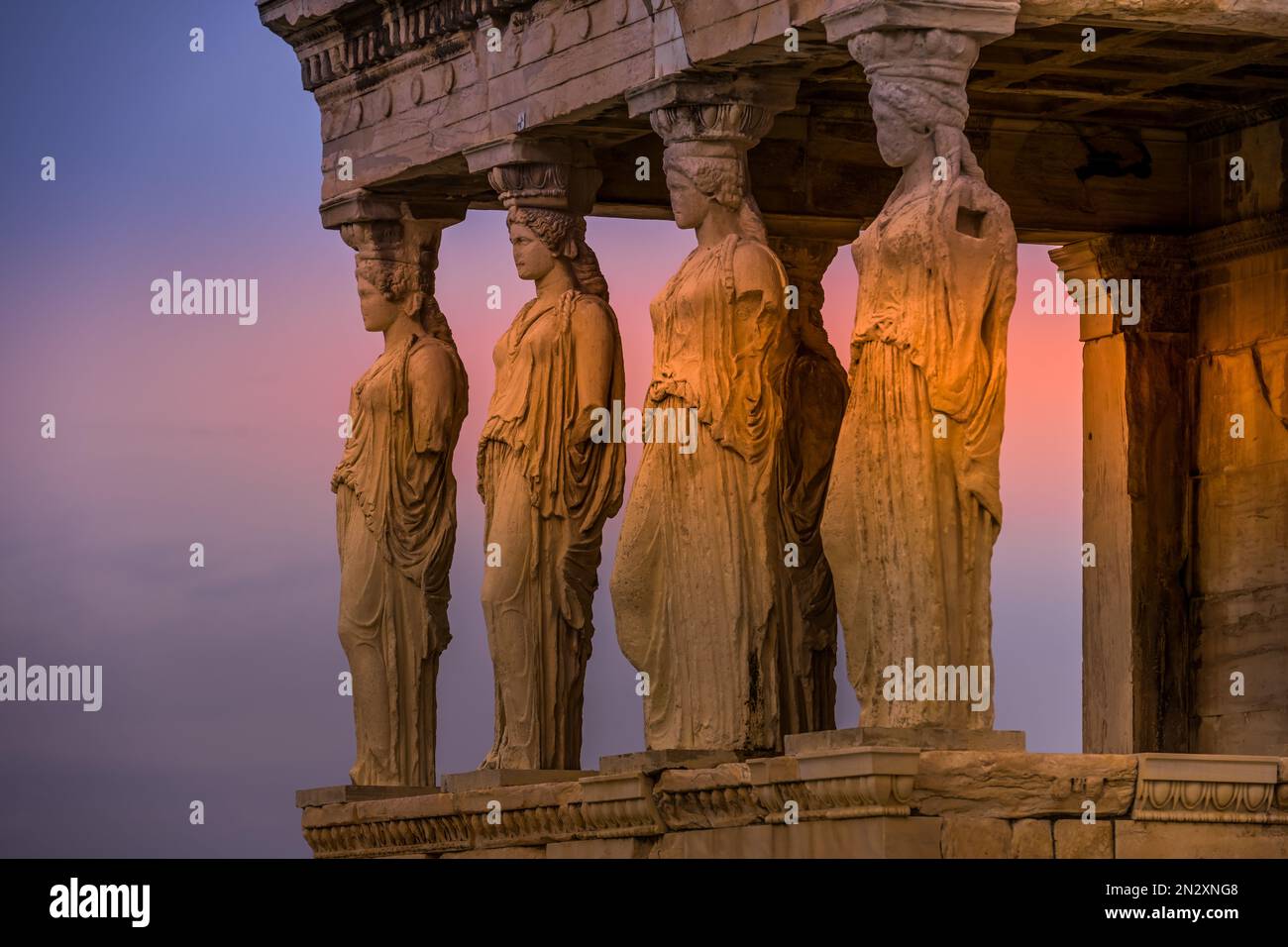 Säulenfiguren der Karyatiden am Erechtheion Tempel, Akropolis, Athen, Griechenland Foto Stock