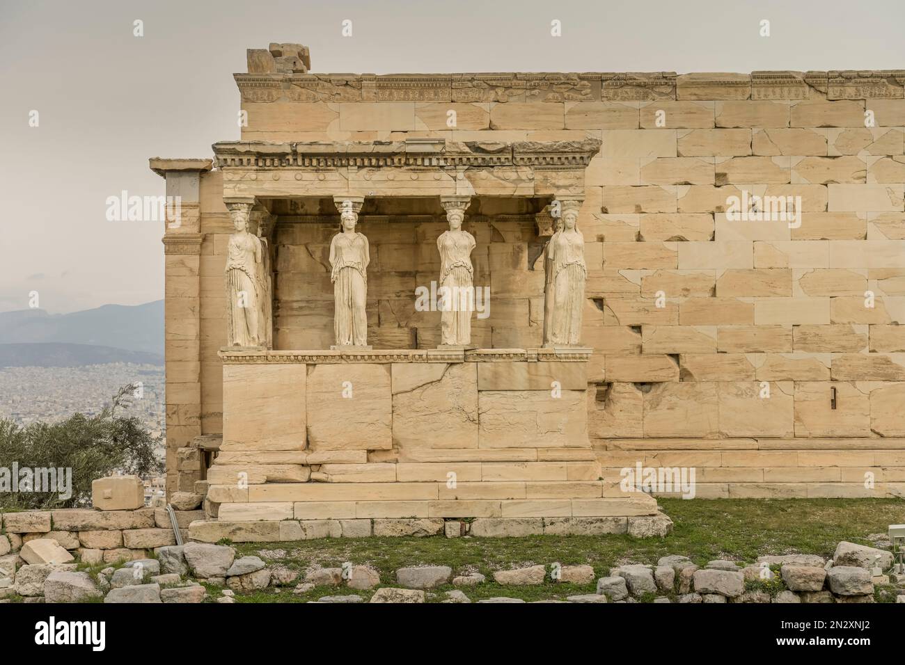 Säulenfiguren der Karyatiden am Erechtheion Tempel, Akropolis, Athen, Griechenland Foto Stock
