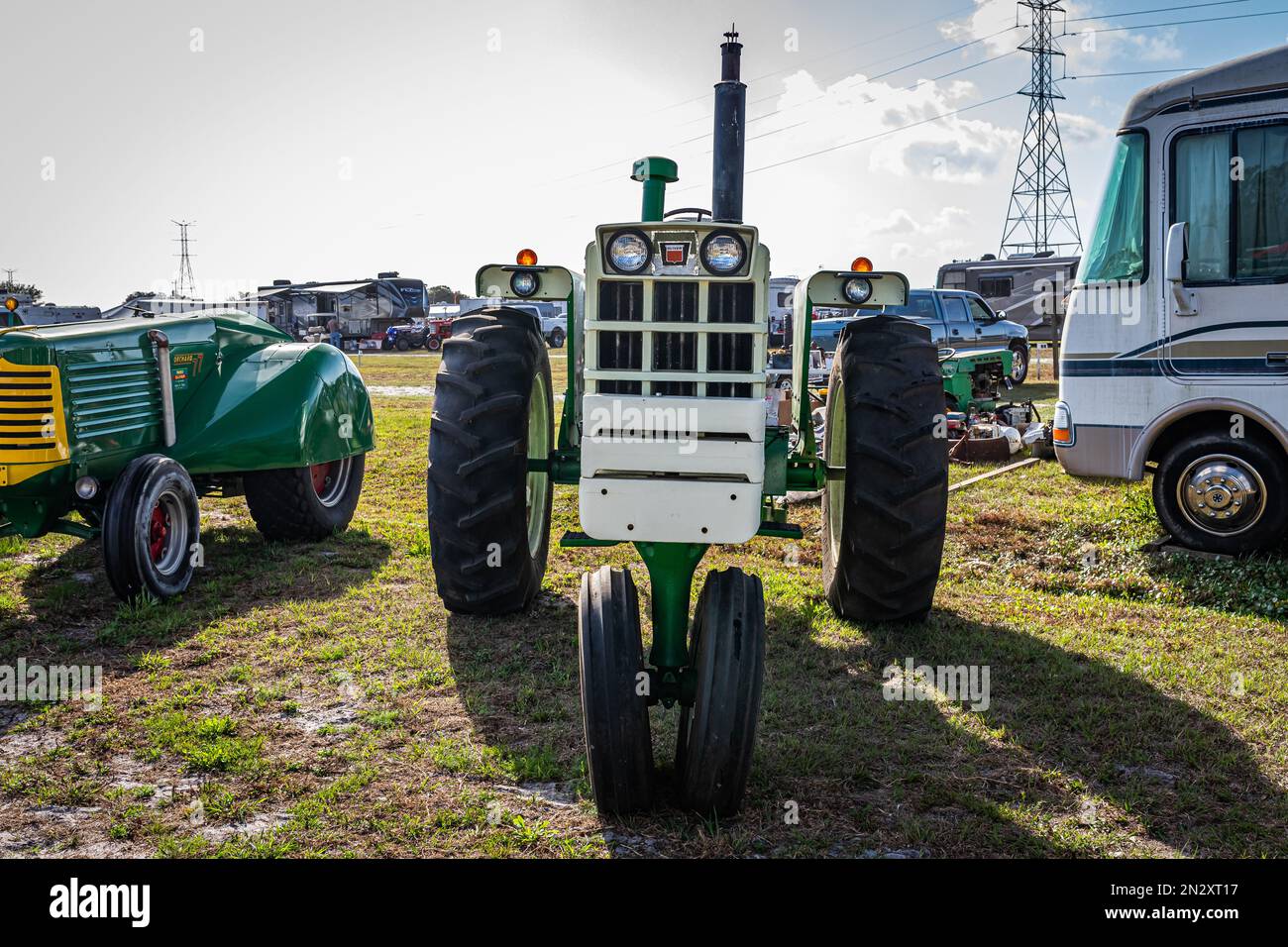 Fort Meade, FL - 22 febbraio 2022: Vista frontale in prospettiva alta di un trattore per colture a 1555 file Oliver 1968 in una fiera locale dei trattori. Foto Stock