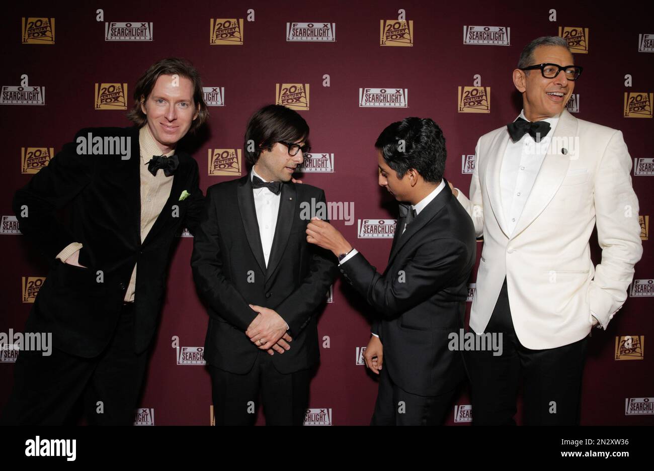 Wes Anderson, from left, Jason Schwartzman, Tony Revolori and Jeff Goldblum are seen at the 20th Century Fox & Fox Searchlight Oscar Party at BOA Steakhouse on Sunday, Feb. 22, 2015, in West Hollywood, Calif. (Photo by Todd Williamson/Invision for Fox Searchlight Pictures/AP Images) Foto Stock