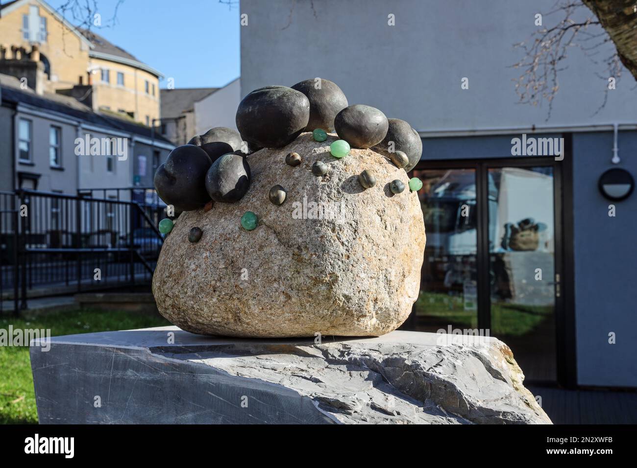 La scultura in pietra di Plym di Kurt Jackson al di fuori dell'Università di Arti Plymouthin il quartiere delle Arti della città a North Hill. Calcare di origine locale, Foto Stock