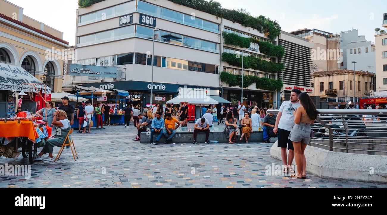 Atene, Grecia - 29 agosto 2022: Molte persone camminano, si feriscono e riposano in Piazza Monastiraki, ad Atene, in Grecia, una delle piazze cittadine più trafficate del ci Foto Stock