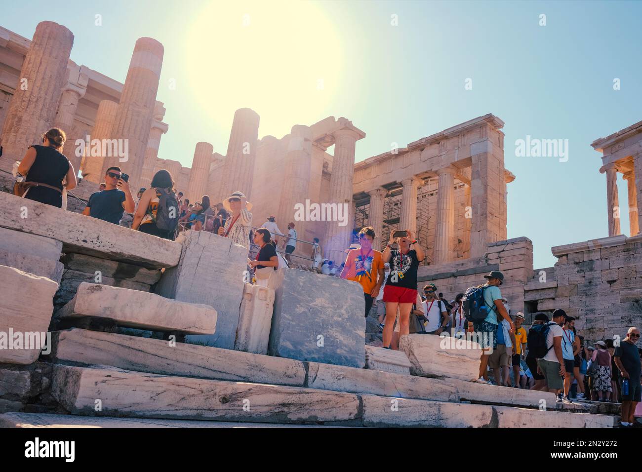 Atene, Grecia - 30 agosto 2022: Una folla di visitatori a piedi dalla Propylaia dell'Acropoli di Atene, in Grecia, l'antica porta di accesso al sito, on Foto Stock