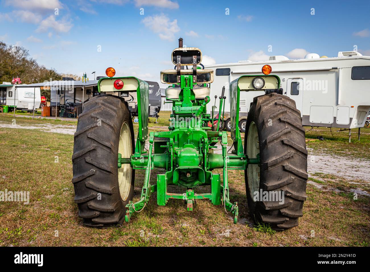 Fort Meade, FL - 22 febbraio 2022: Vista prospettica posteriore di un trattore per colture a 1555 file Oliver 1968 in una fiera locale dei trattori. Foto Stock