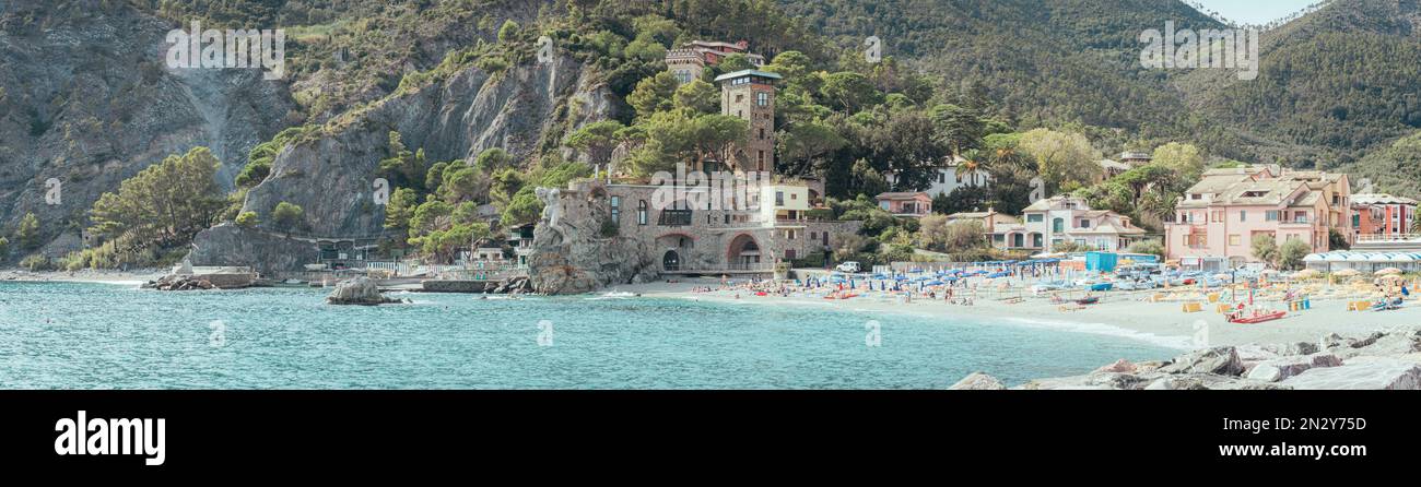 Il litorale delle cinque Terre al Tramonto in Italia Foto Stock