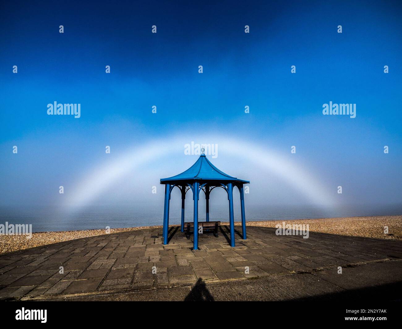 Sheerness, Kent, Regno Unito. 7th Feb, 2023. UK Weather: Un altro raro fogbow (arcobaleno formato nella nebbia) è apparso in Sheerness, Kent per la seconda giornata di esecuzione a causa delle stesse condizioni meteorologiche di ieri. Credit: James Bell/Alamy Live News Foto Stock