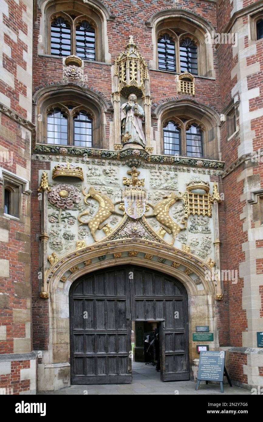 Cambridge, Inghilterra - 2009 luglio: Porta d'ingresso ornata di St John's College of Cambridge University, decorato con sculture dorate Foto Stock