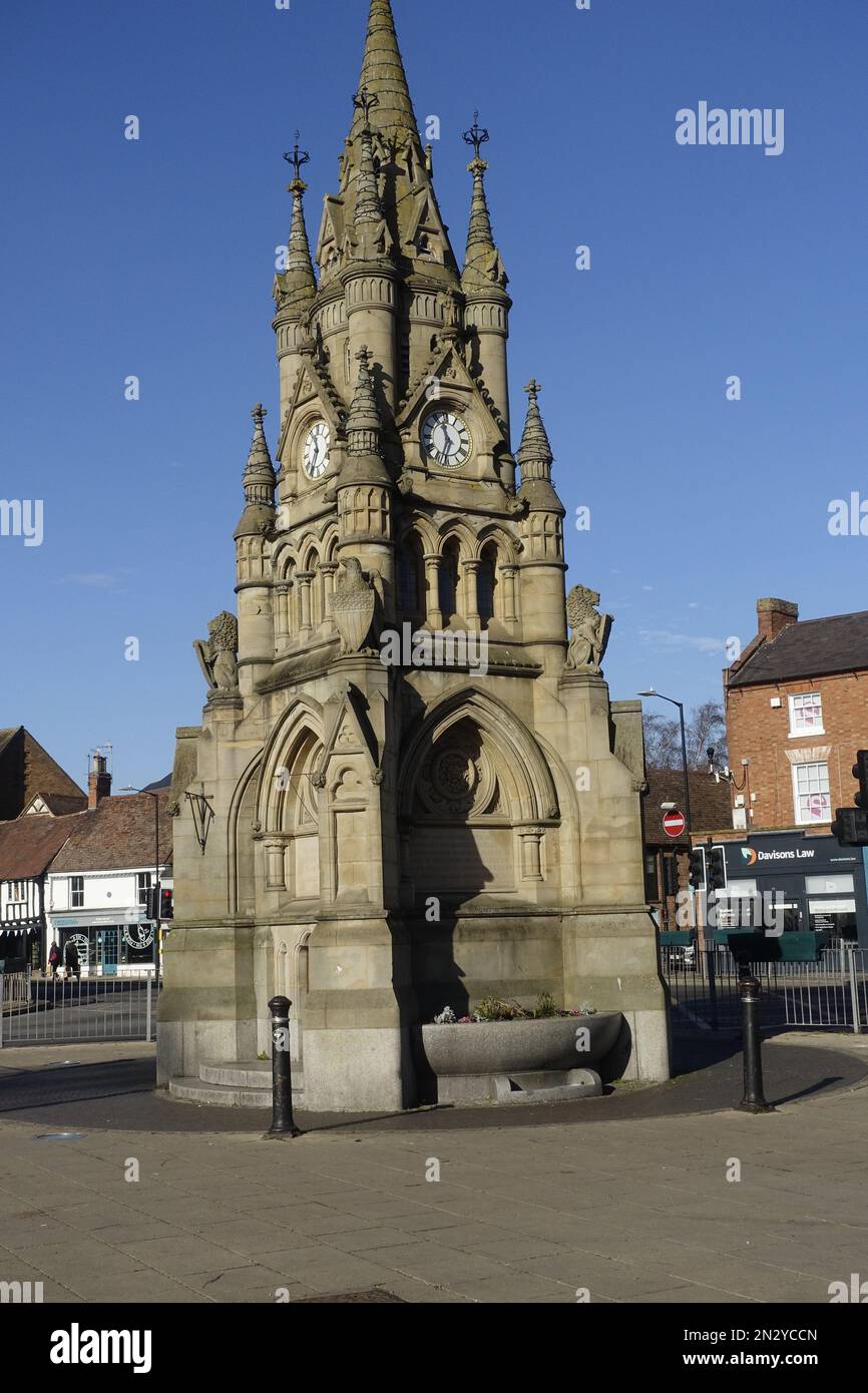 Victoriasn in stile gotico, Shakespeare Memorial Fountain e Clock Tower Stratford Upon Avon Warwickshire Inghilterra Regno Unito. È stato gfted dall'editore americano Foto Stock