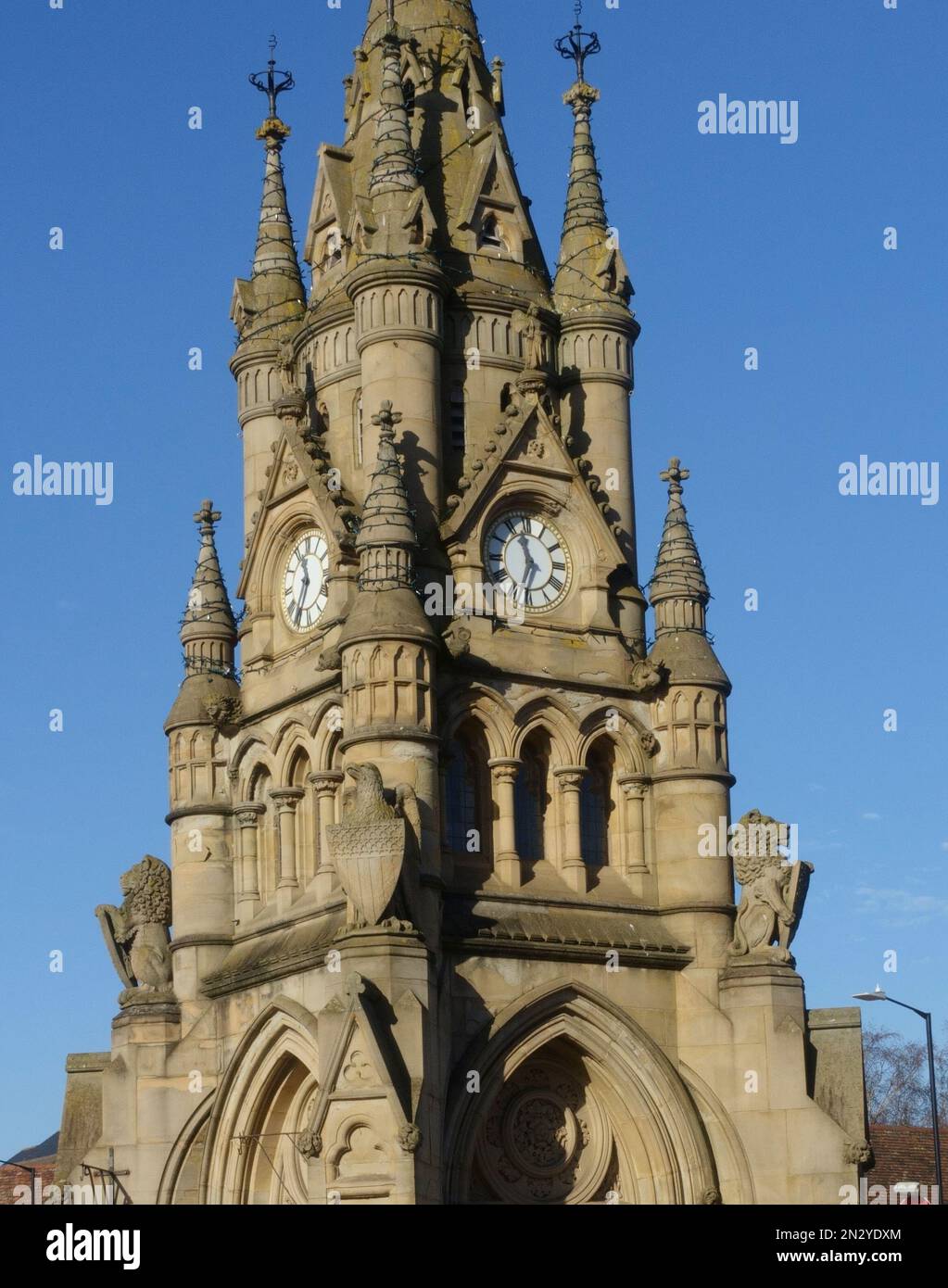 Victoriasn in stile gotico, Shakespeare Memorial Fountain e Clock Tower Stratford Upon Avon Warwickshire Inghilterra Regno Unito. È stato gfted dall'editore americano Foto Stock