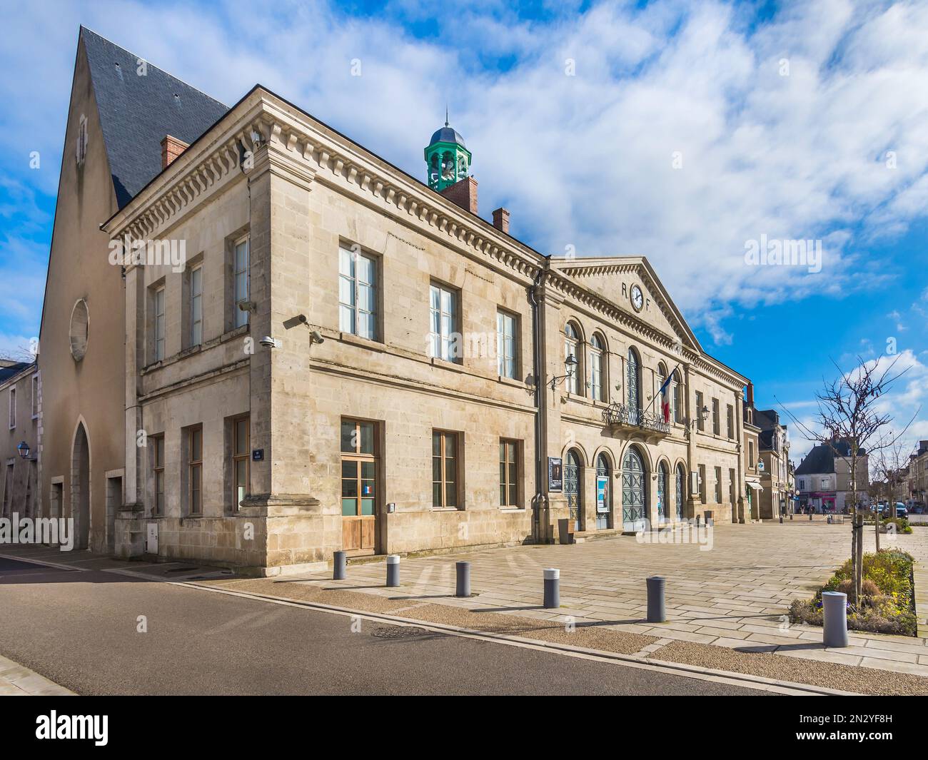 19/20th stile architettonico classico del secolo Municipio / Mairie / Hotel de Ville - le Blanc, Indre (36), Francia. Foto Stock