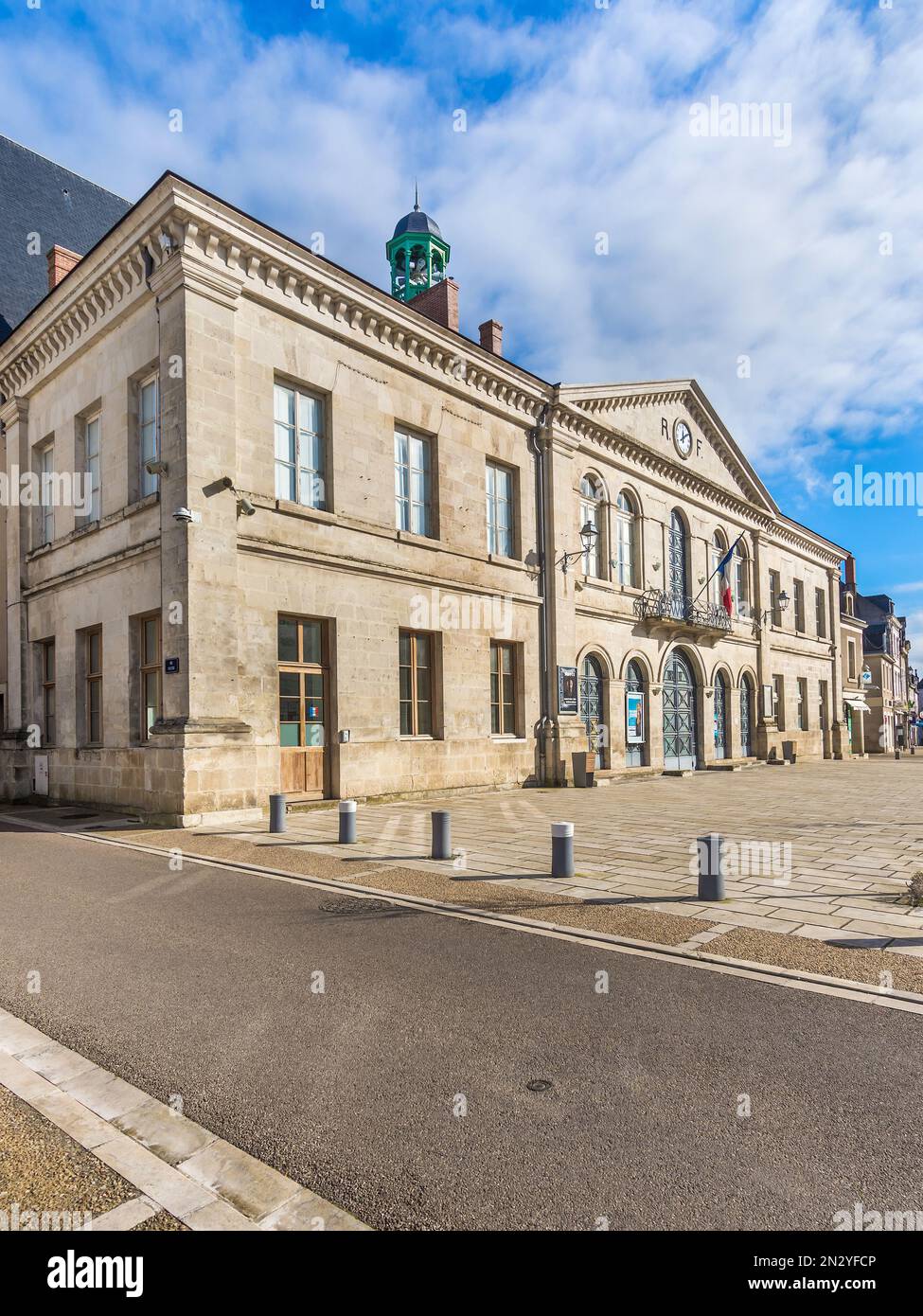19/20th stile architettonico classico del secolo Municipio / Mairie / Hotel de Ville - le Blanc, Indre (36), Francia. Foto Stock