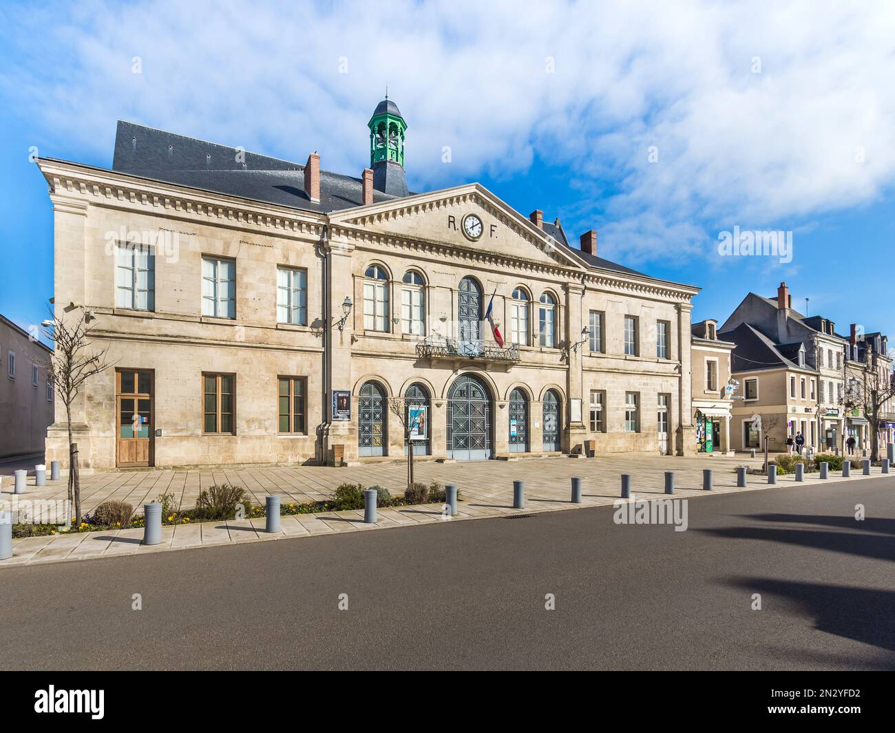 19/20th stile architettonico classico del secolo Municipio / Mairie / Hotel de Ville - le Blanc, Indre (36), Francia. Foto Stock