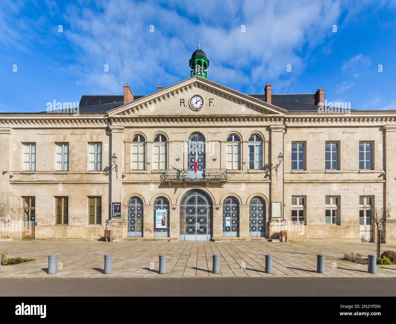19/20th stile architettonico classico del secolo Municipio / Mairie / Hotel de Ville - le Blanc, Indre (36), Francia. Foto Stock