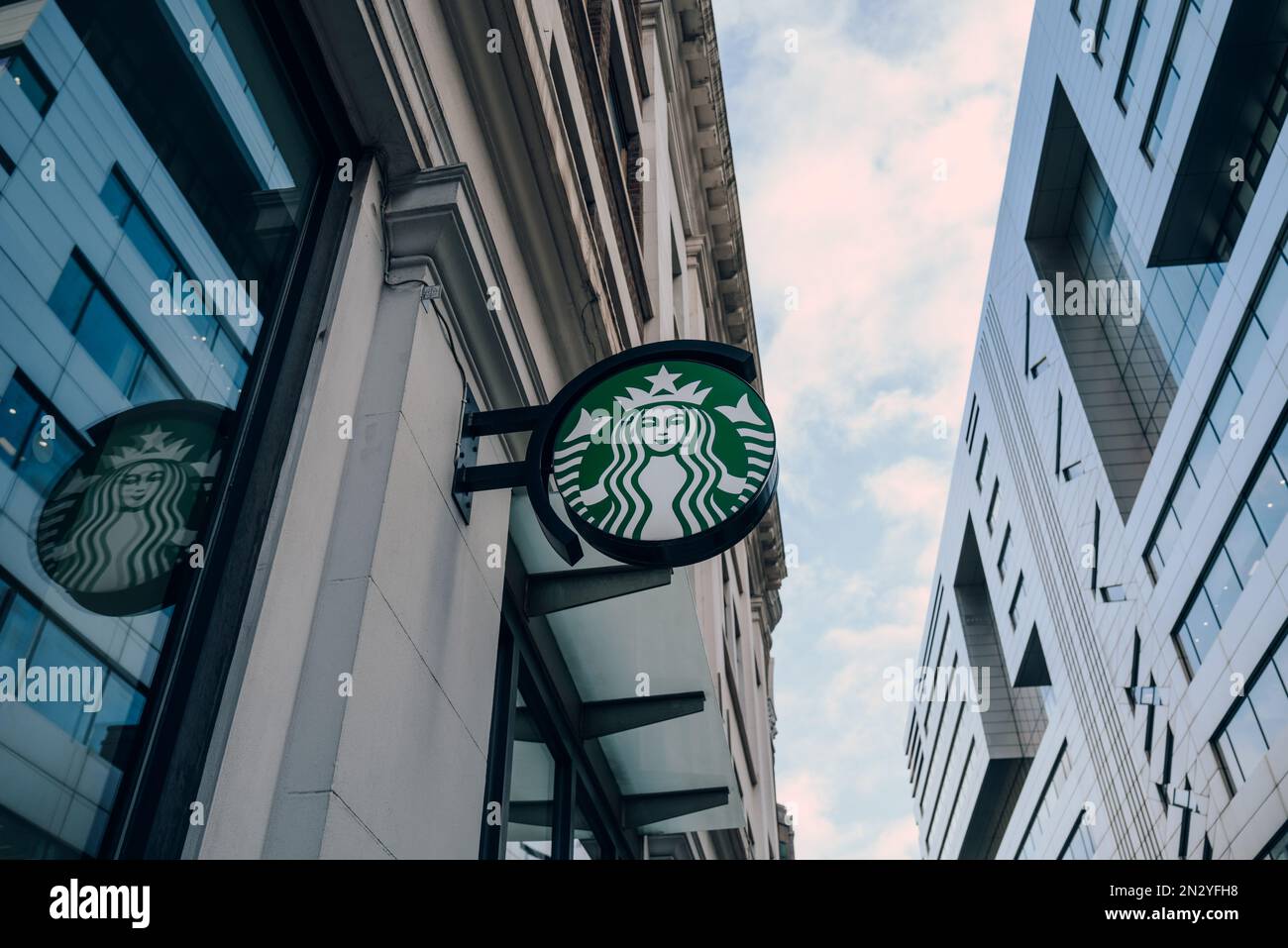 Londra, Regno Unito - 02 febbraio 2023: Cartello con il logo all'esterno di un caffè Starbucks nella città di Londra. Starbucks è una famosa catena di caffetterie americane. Foto Stock