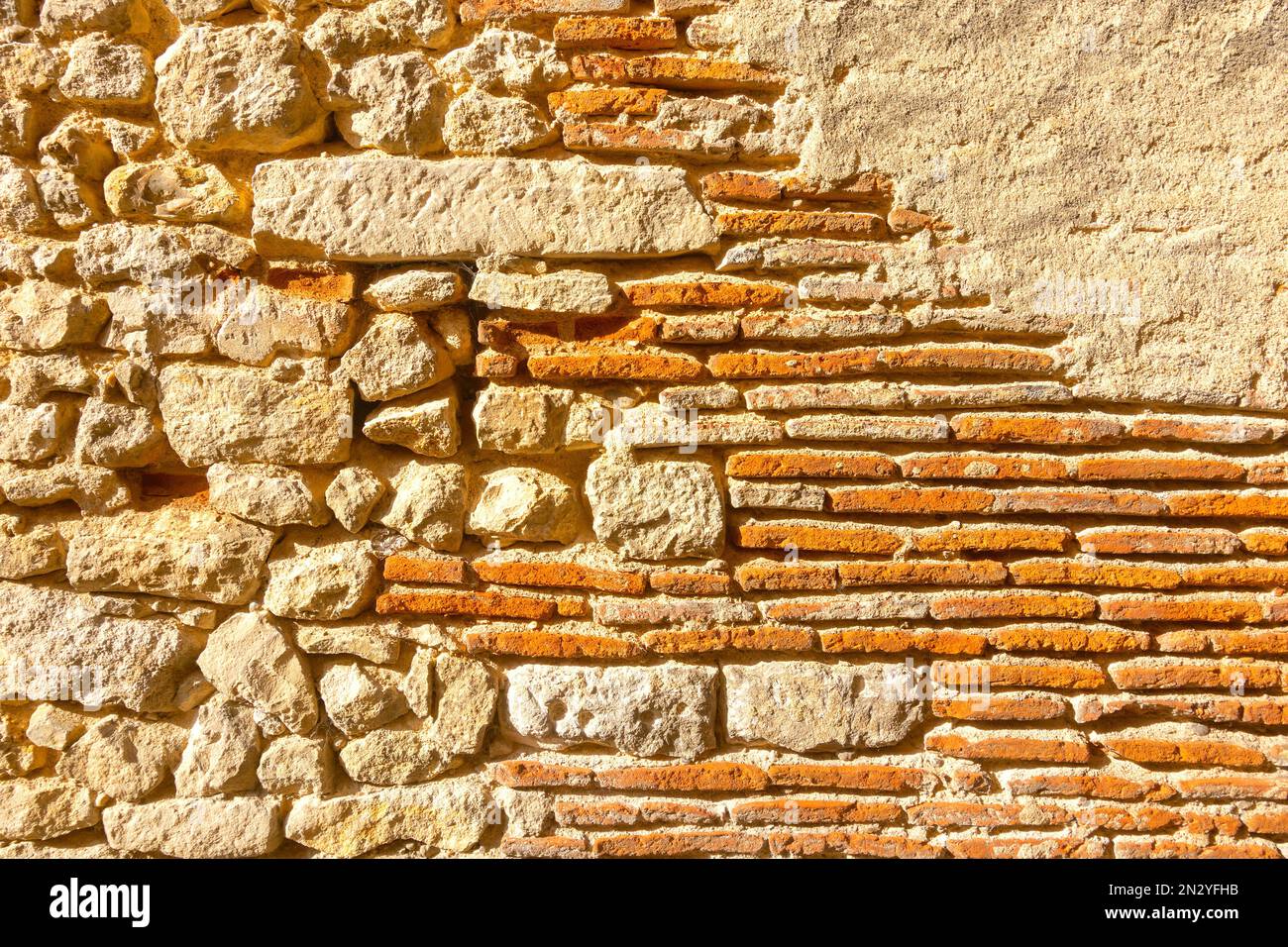 Particolare di muro di casa fatta di vecchi mattoni stretti e pietra casuale - le Blanc, Indre (36), Francia. Foto Stock