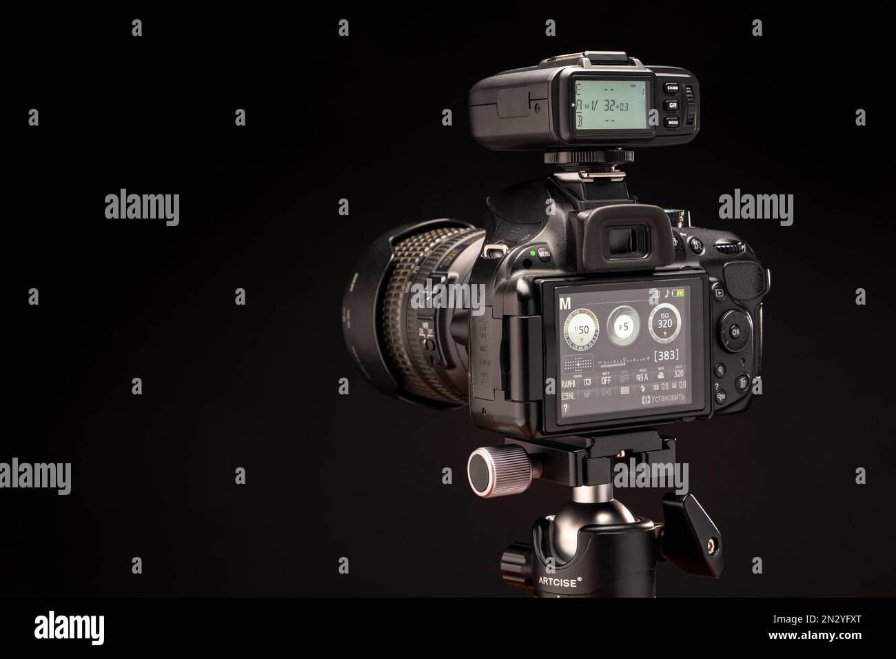 SOSNOVY BOR, RUSSIA - 02 FEBBRAIO 2023: FOTOCAMERA NIKON D5200, GODOX XT2 Foto Stock