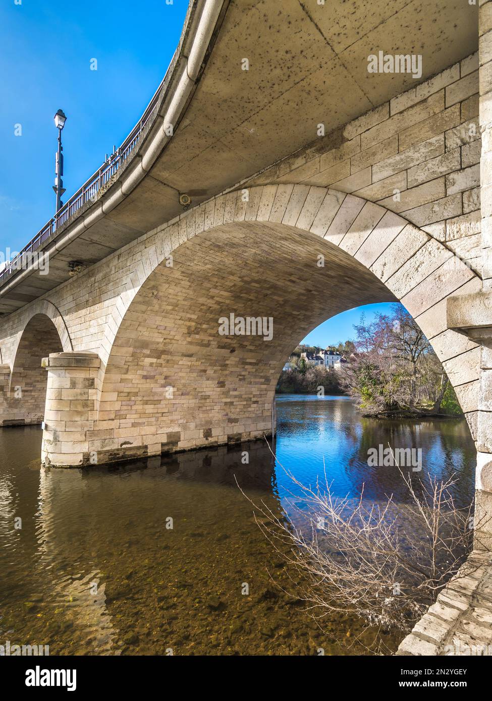 Ponte in pietra a sette archi che attraversa il fiume Creuse, le Blanc, Indre (37), Francia. Foto Stock