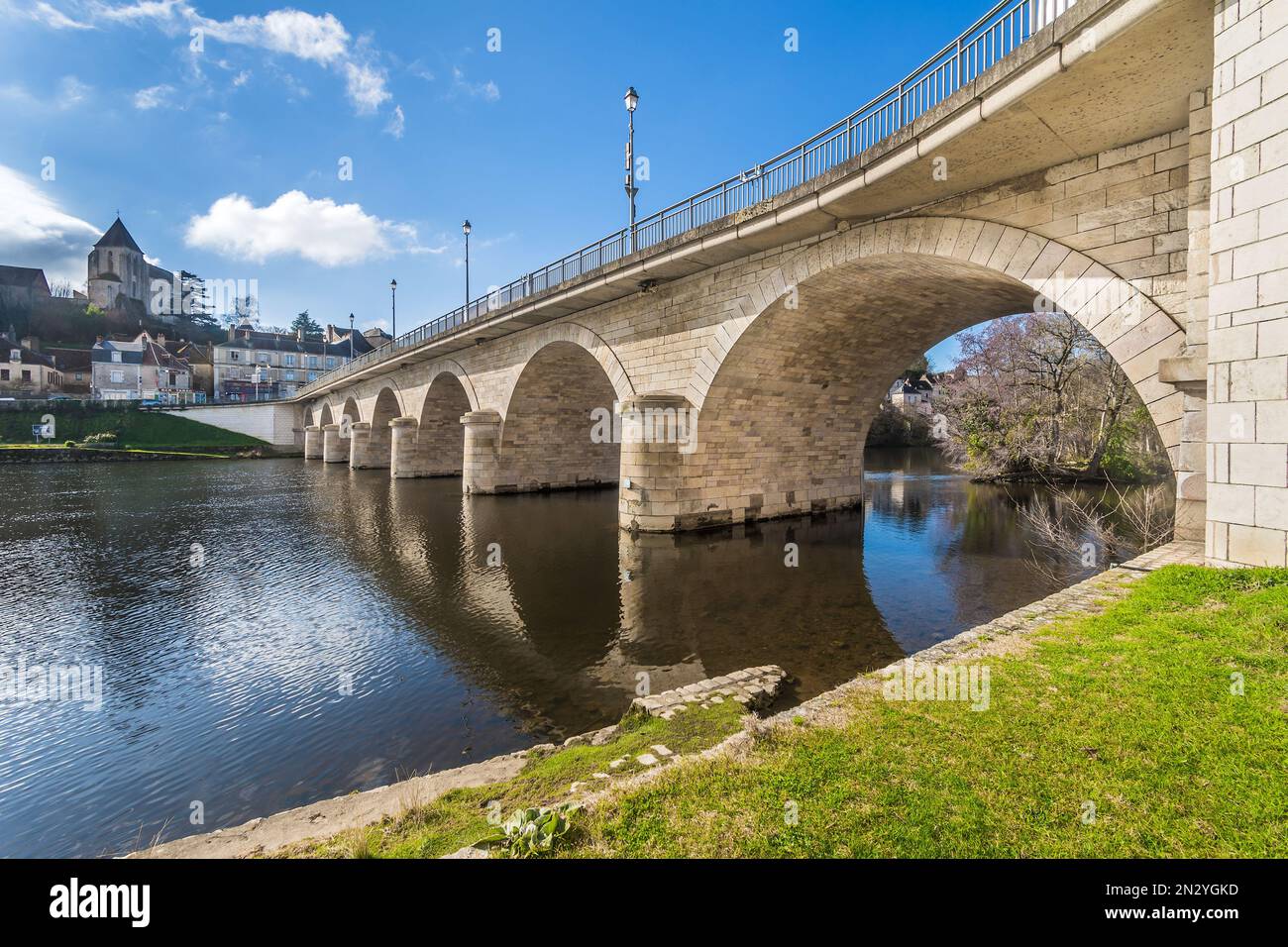 Ponte in pietra a sette archi che attraversa il fiume Creuse, le Blanc, Indre (37), Francia. Foto Stock