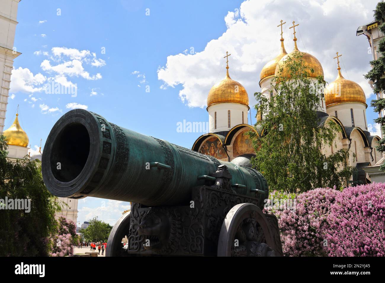 Una vista diurna del cannone di fronte al Cremlino a Mosca, Russia Foto Stock