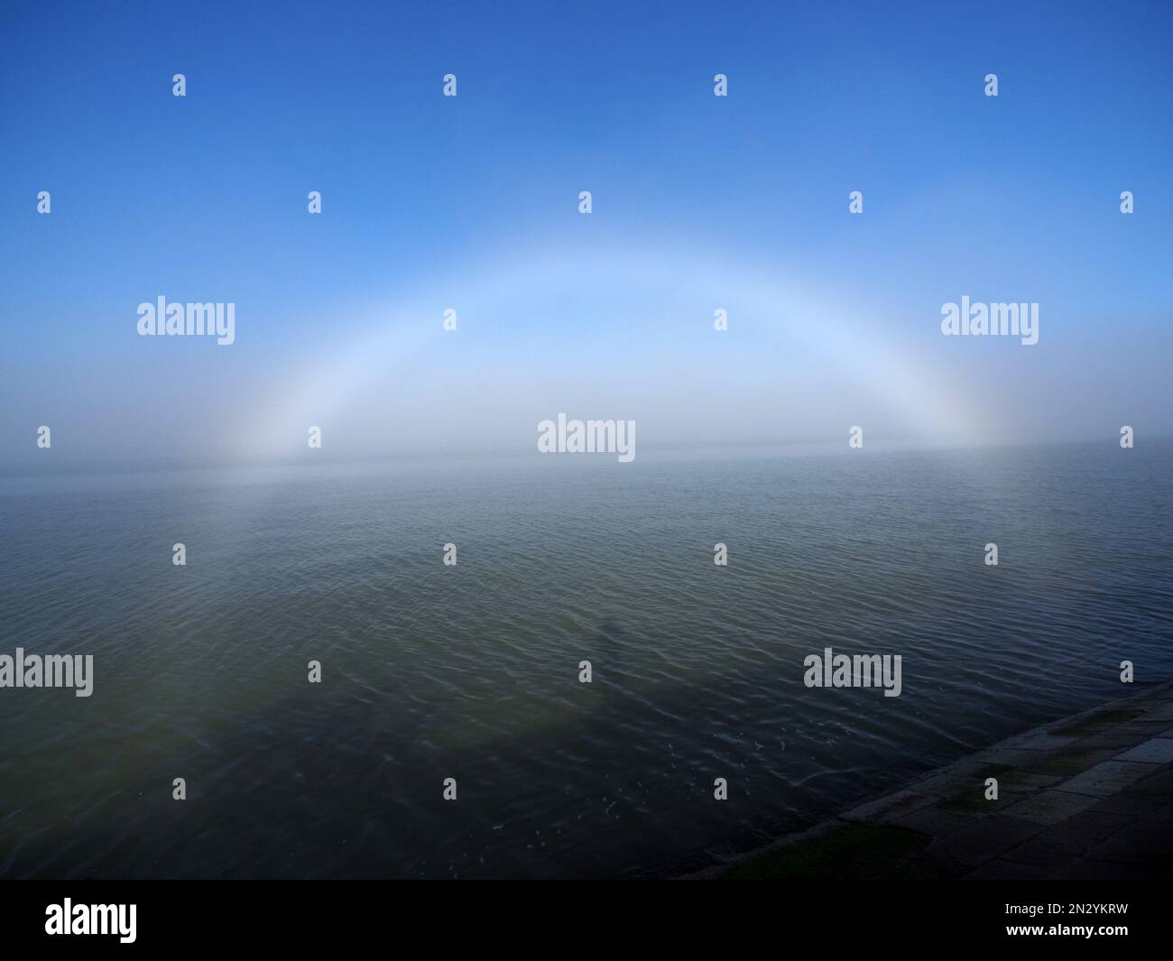 Sheerness, Kent, Regno Unito. 7th Feb, 2023. UK Weather: Un altro raro fogbow (arcobaleno formato nella nebbia) è apparso in Sheerness, Kent per la seconda giornata di esecuzione a causa delle stesse condizioni meteorologiche di ieri. Credit: James Bell/Alamy Live News Foto Stock