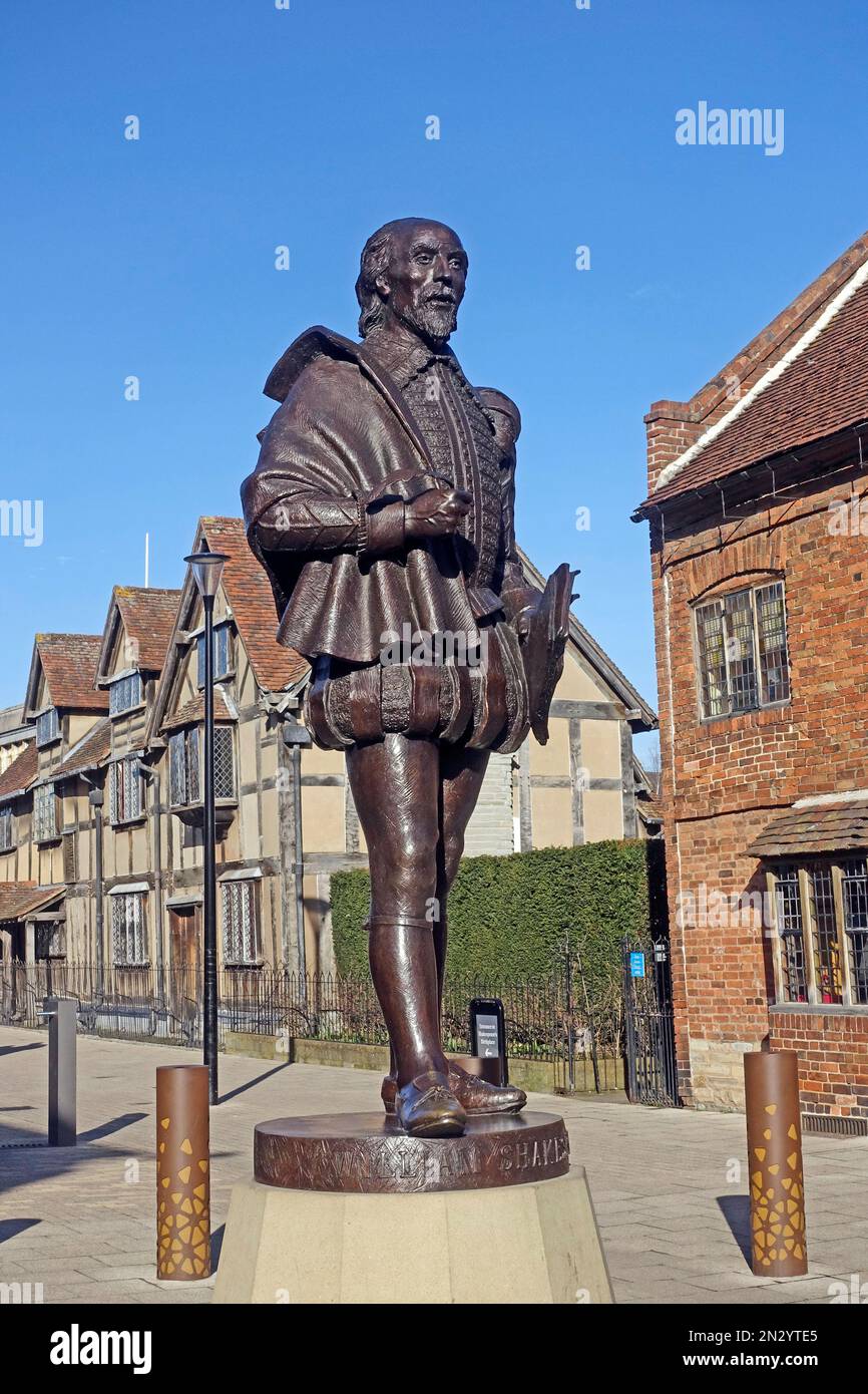 Creata dallo scultore James Butler, la nuova statua in bronzo del Bard William Shakespeare del £100.000 si trova in Henley Street a Stratford-upon-Avon. Foto Stock