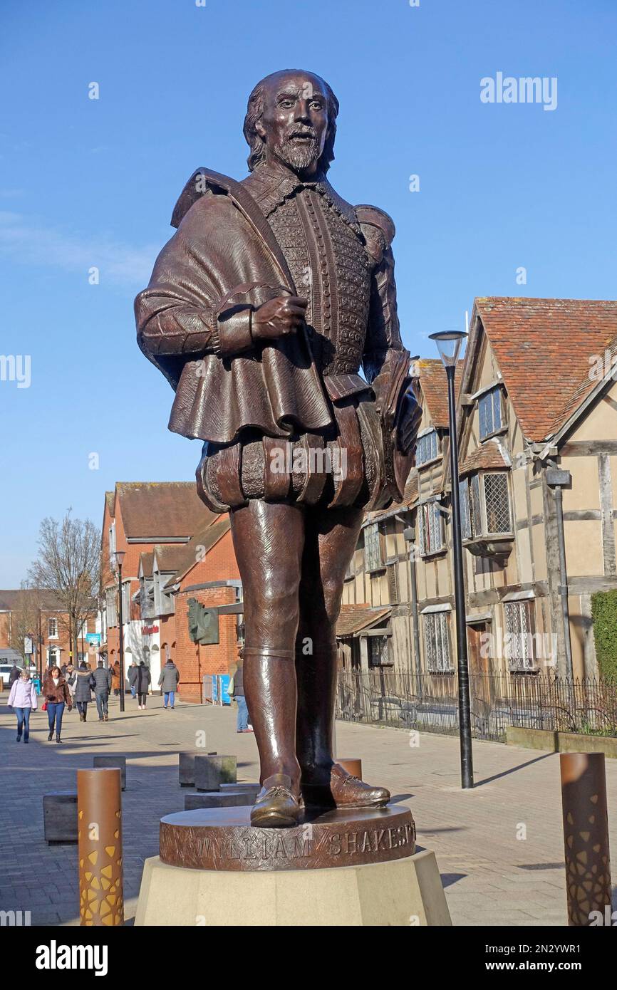 Creata dallo scultore James Butler, la nuova statua in bronzo del Bard William Shakespeare del £100.000 si trova in Henley Street a Stratford-upon-Avon. Foto Stock