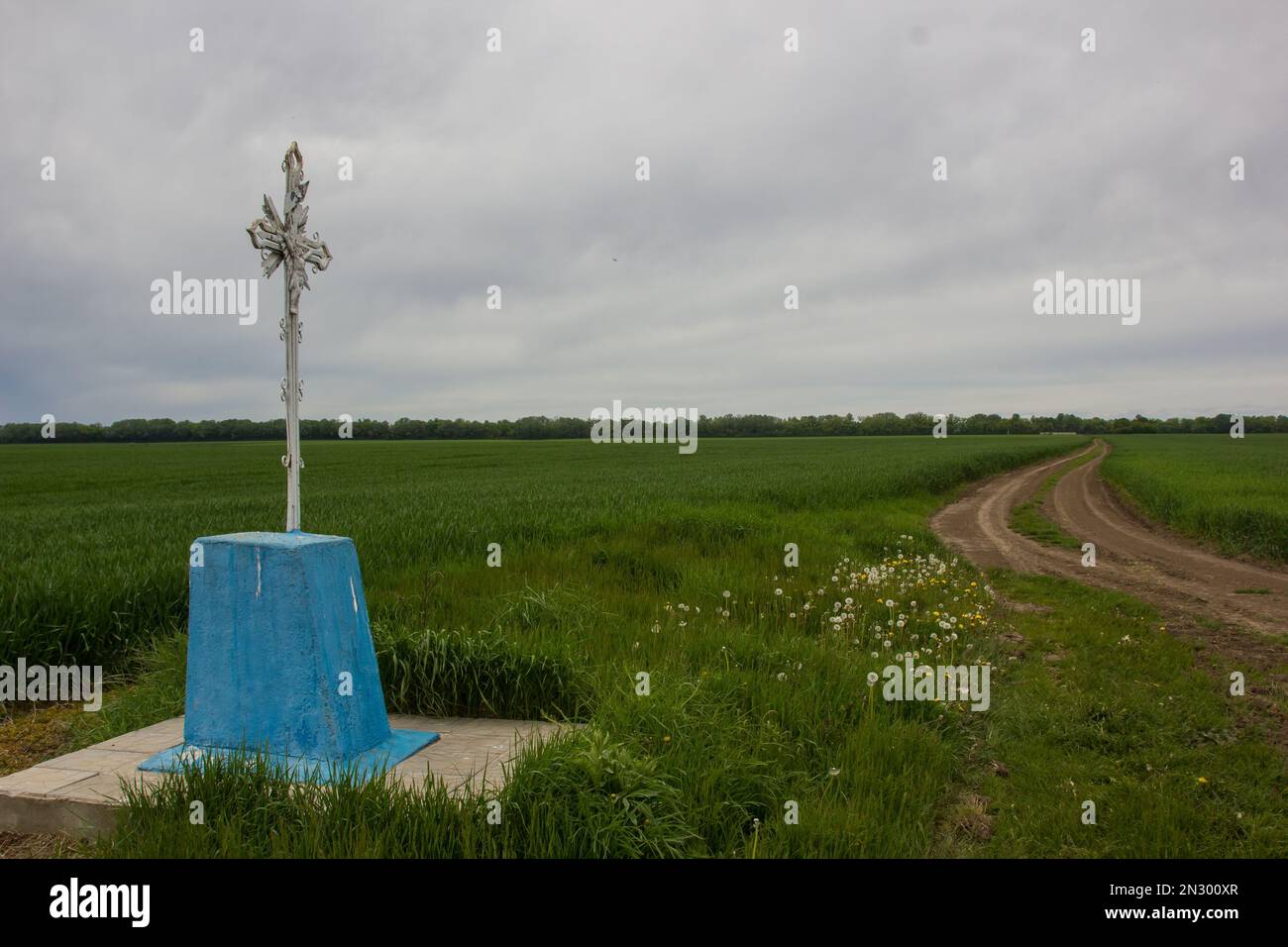 vecchia croce di metallo su uno sfondo del cielo Foto Stock