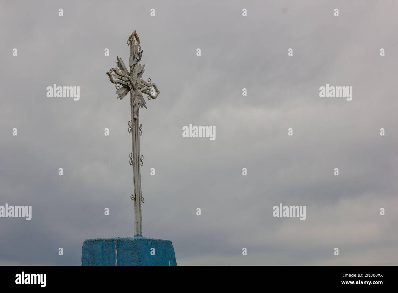 vecchia croce di metallo su uno sfondo del cielo Foto Stock
