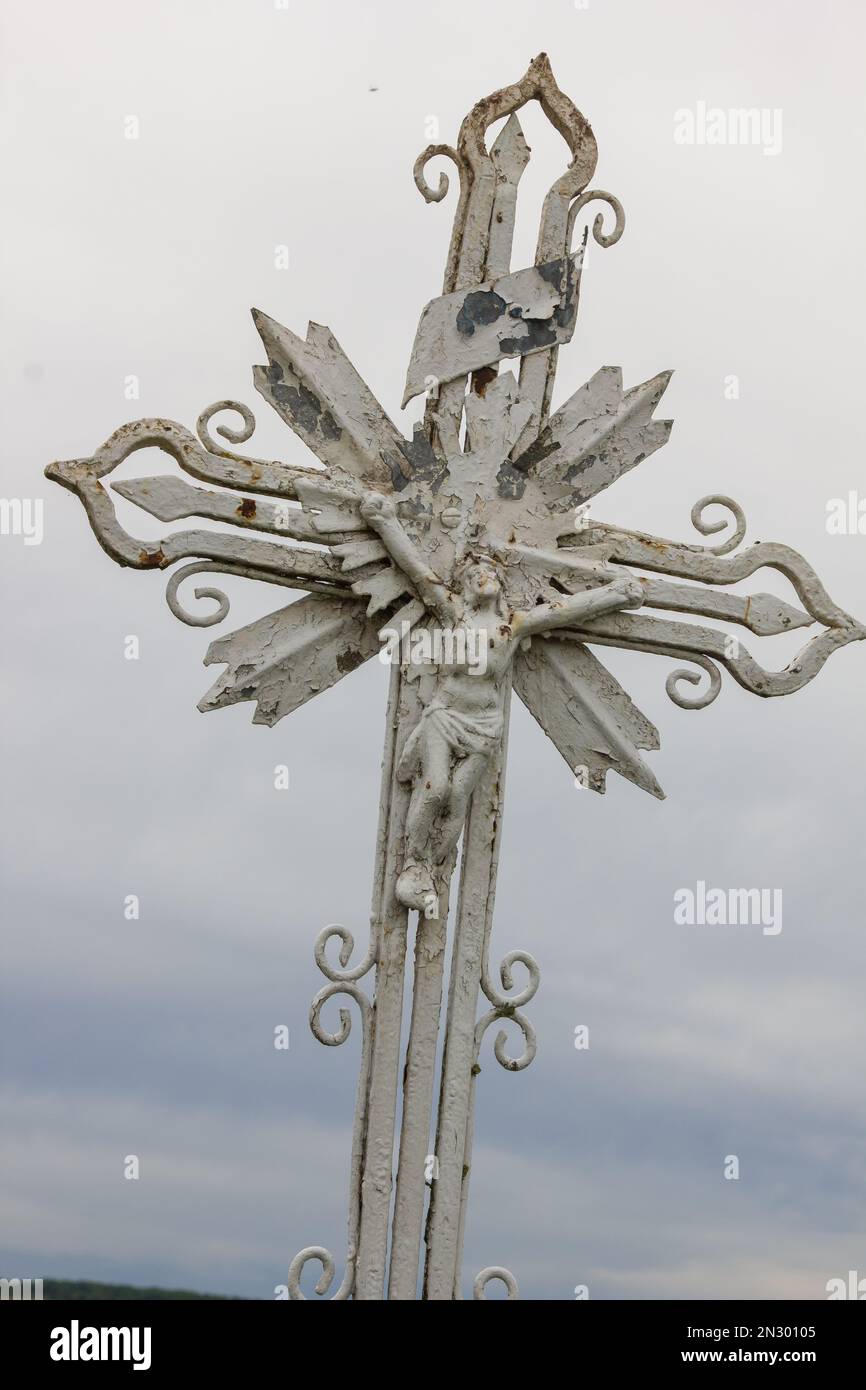 vecchia croce di metallo su uno sfondo del cielo Foto Stock