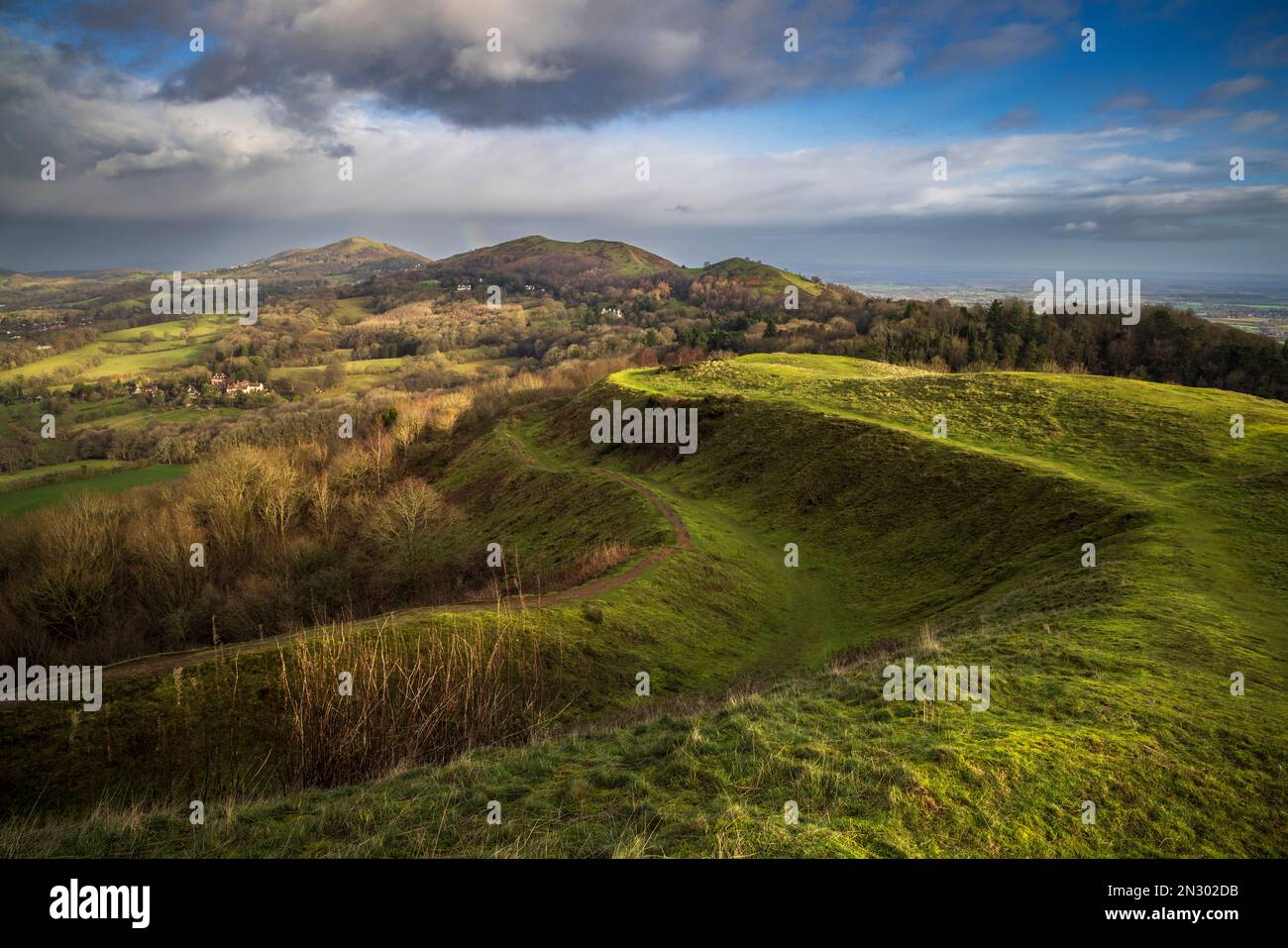 Sud verso Worcestershire Beacon dai bastioni dei Camps britannici, Malvern Hills, Herefordshire / Worcestershire, Inghilterra Foto Stock