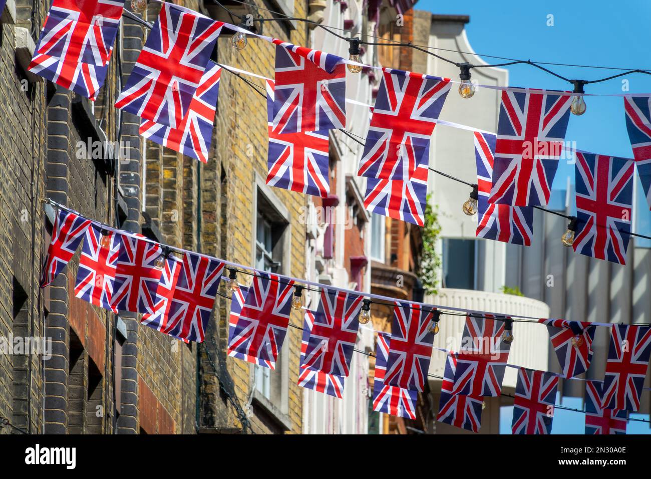 British Union Jack bandiera ghirlande in una strada a Londra, Regno Unito Foto Stock