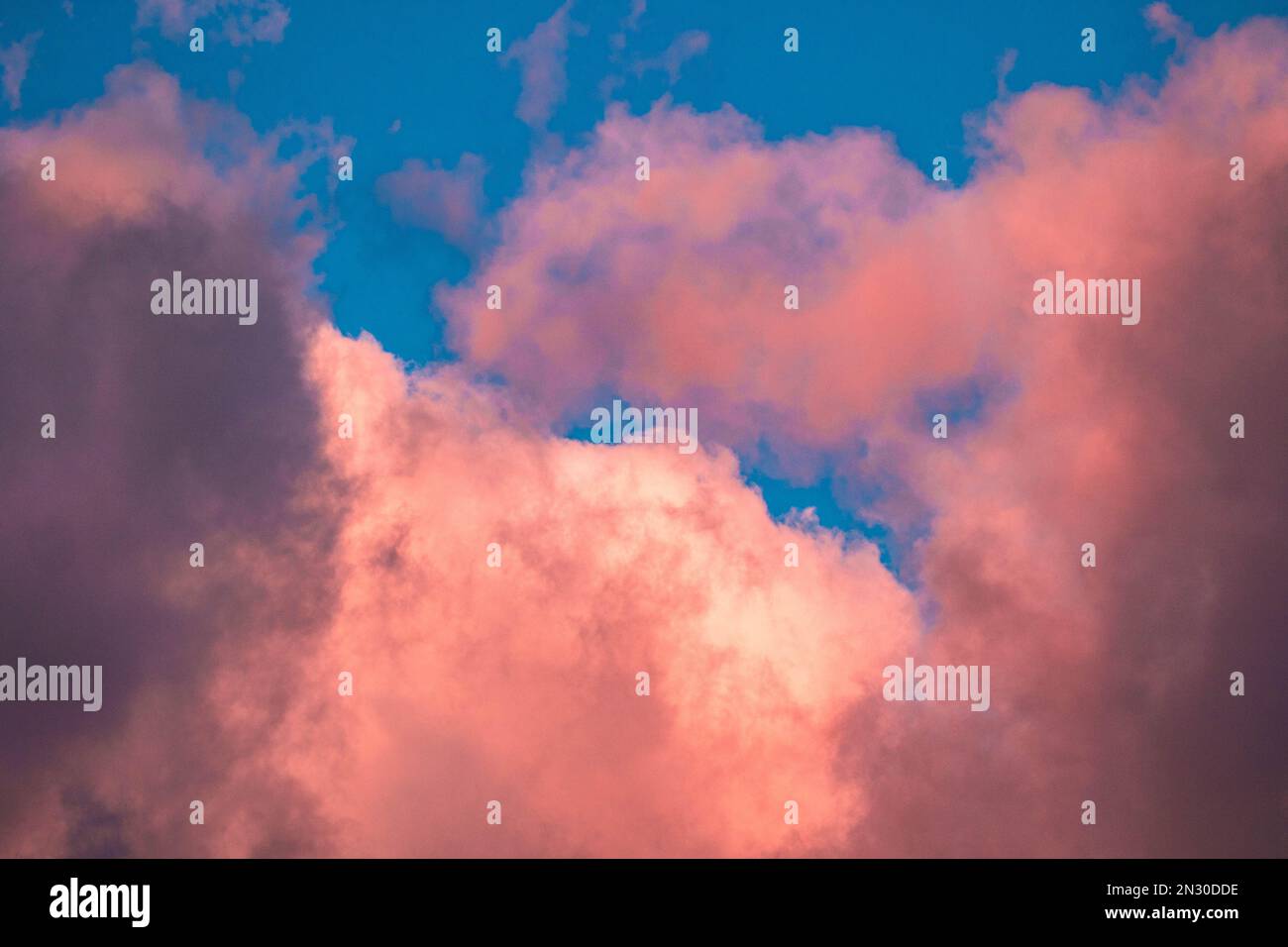 Estetica drammatico sfondo di nuvole rosa, viola e blu Foto Stock