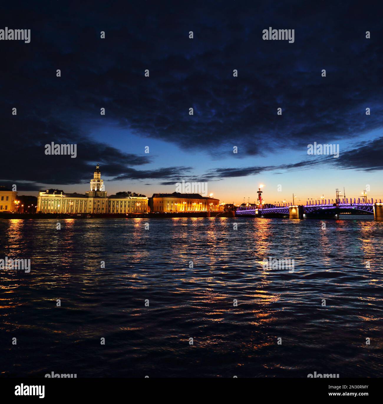 Una vista panoramica delle notti bianche sul fiume Neva a Sankt Petersburg, Russia Foto Stock