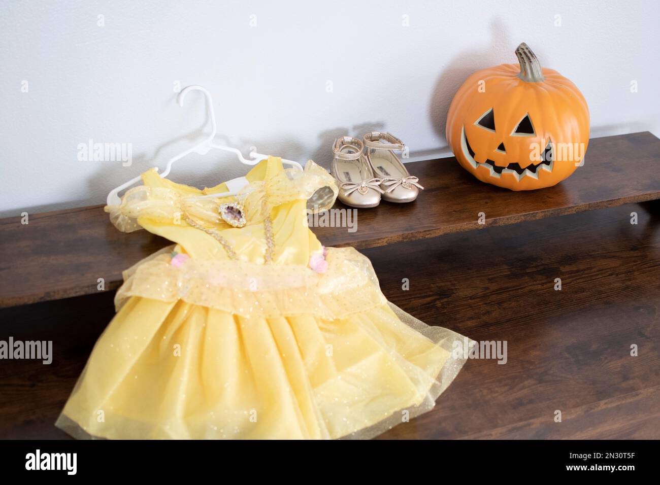 I bambini preparativi per Halloween. I costumi di Halloween si vestono Foto Stock