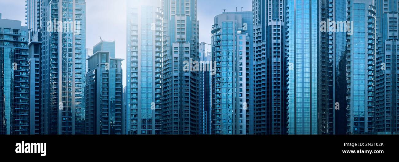 Moderni grattacieli, uffici e edifici residenziali a Dubai. banner Foto Stock