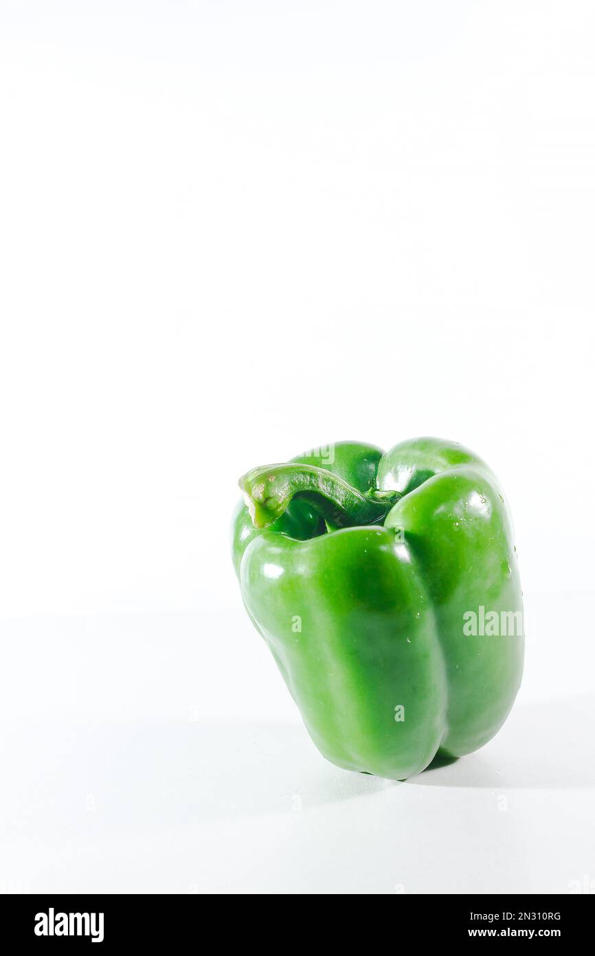 Peperoni verdi su sfondo bianco, i peperoni sono utilizzati per cucinare e per essere consumati freschi, i peperoni sono peperoni non piccanti. Foto Stock