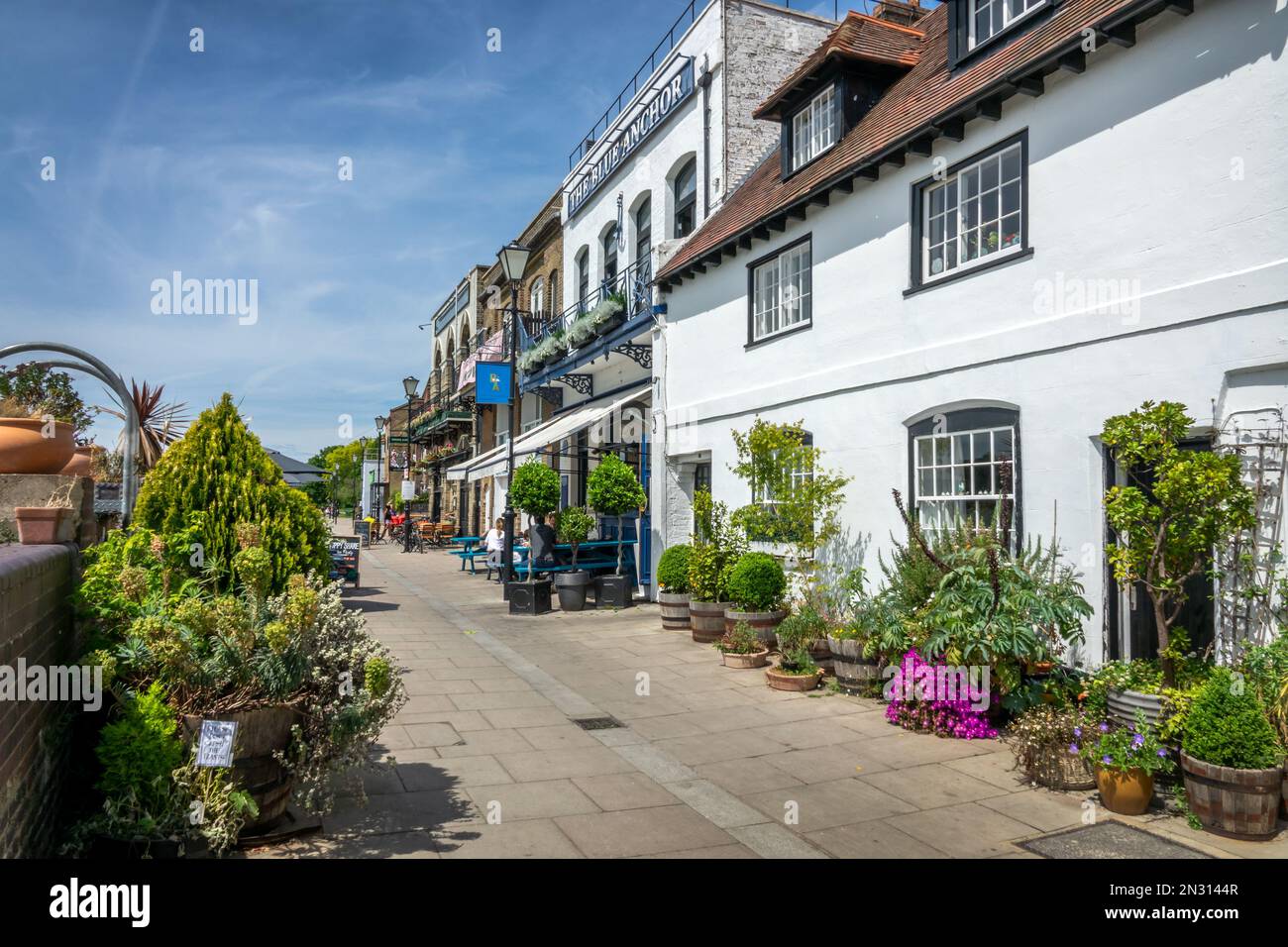 Tamigi lungo il fiume e il sentiero a Hammersmith, Londra, Regno Unito Foto Stock