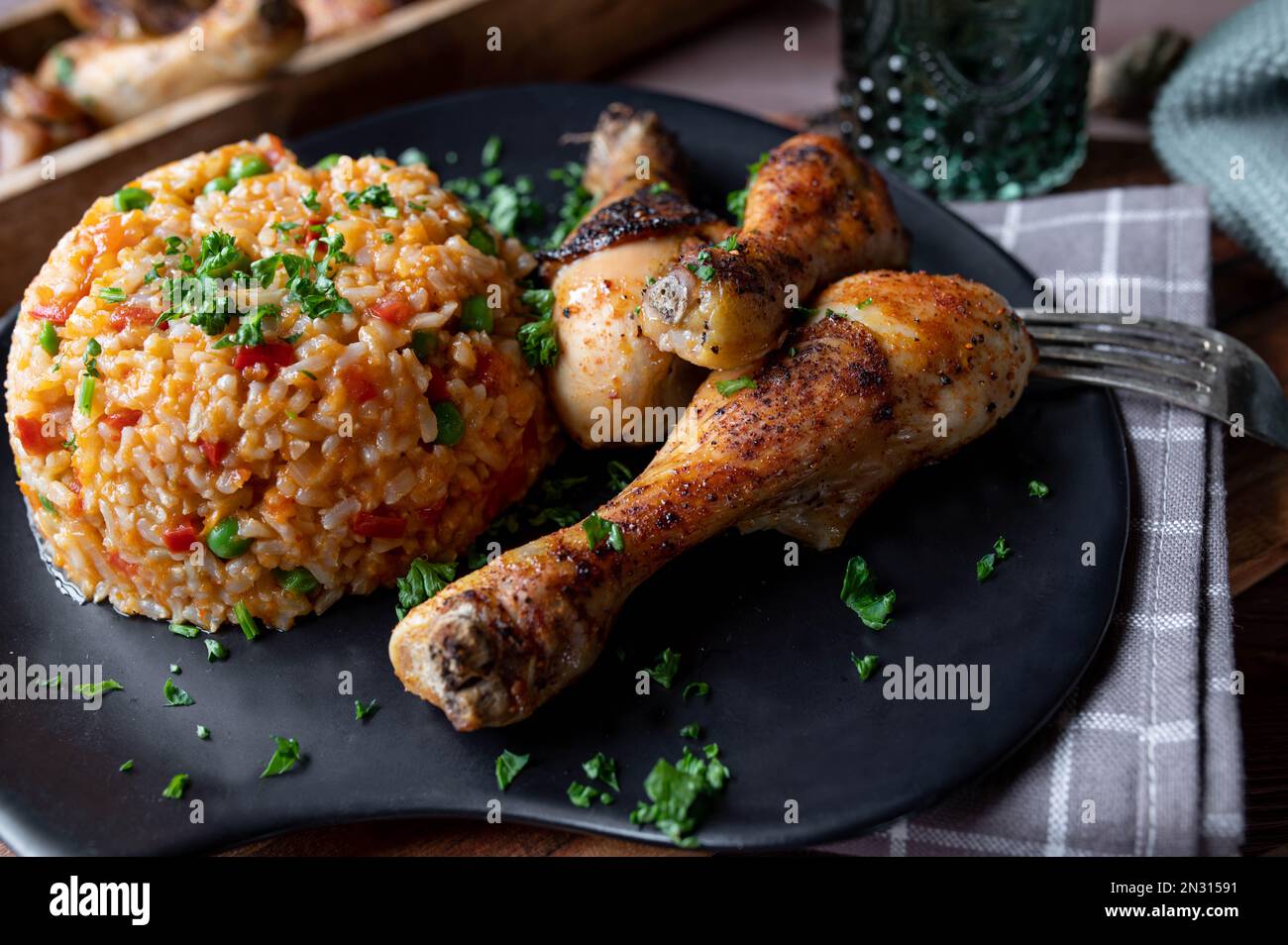 Bastoncini di pollo con riso serbo djuvec su un piatto Foto Stock