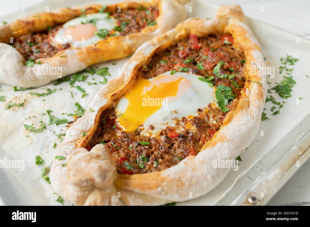 Pide turco con carne macinata e uova Foto Stock