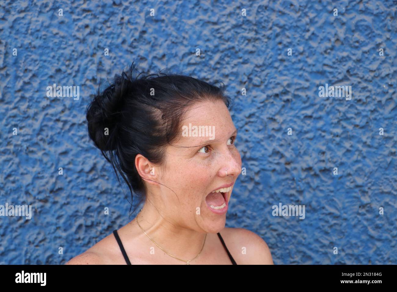 donna che urla felicemente Foto Stock