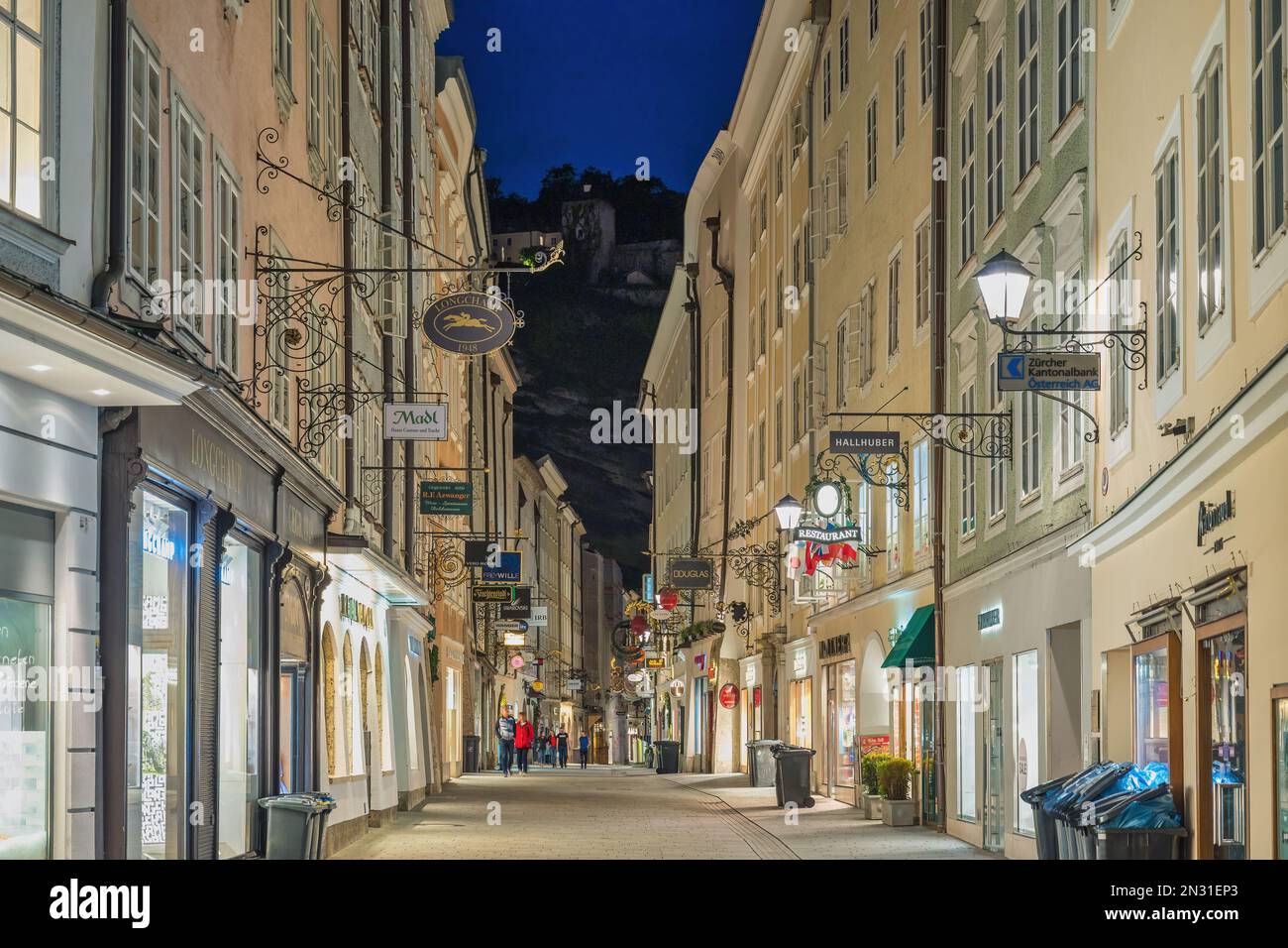 Salisburgo, Austria - Maggio 19,2019 : skyline della città e cartelli in ferro battuto in Via Grain Lane, la famosa via dello shopping di Salisburgo Austria Foto Stock