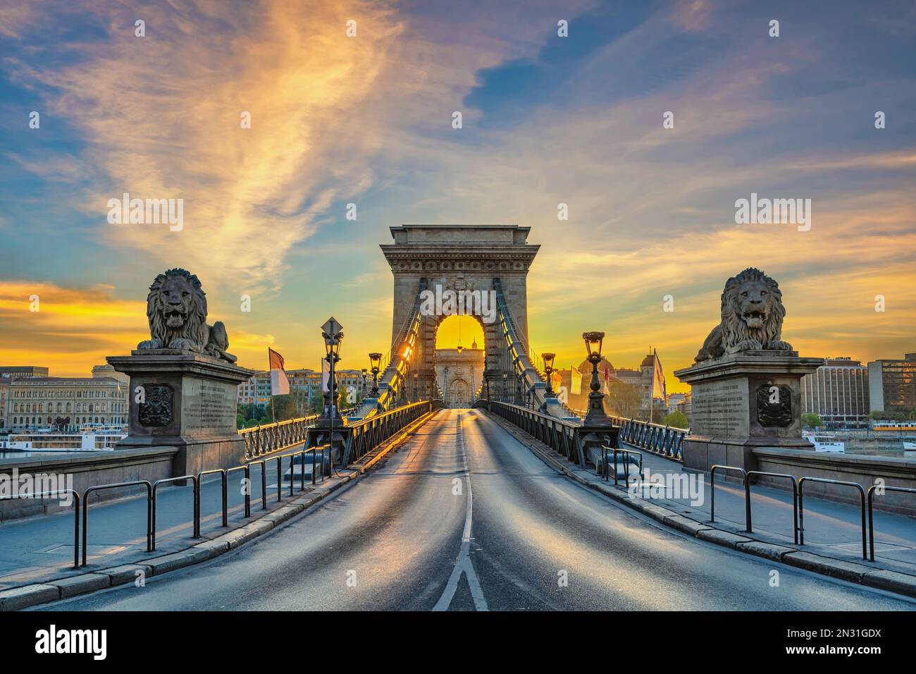 Budapest Ungheria, l'alba dello skyline della città al Ponte delle catene con la famosa statua del leone Foto Stock
