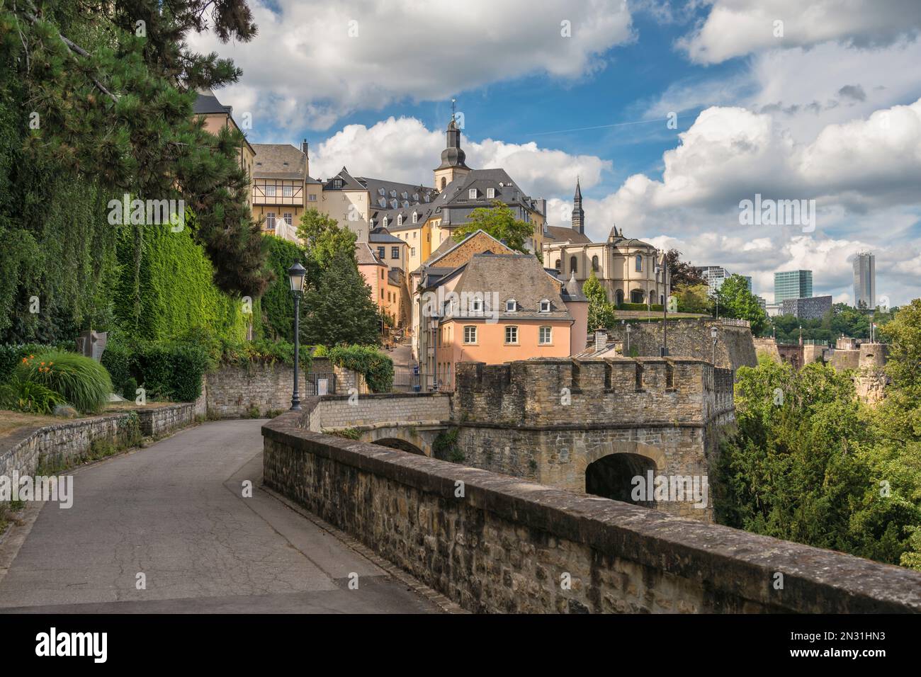 Granducato di Lussemburgo, skyline della città a Grund lungo il fiume Alzette nel centro storico di Lussemburgo Foto Stock