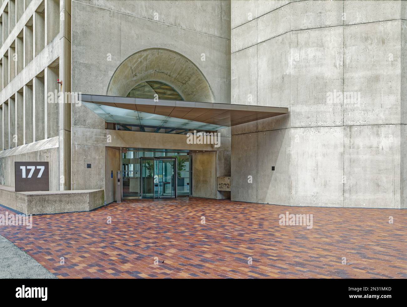 Boston Fenway: 177 torri Huntington sopra Christian Science Plaza. Il cemento è tinto di arenaria, per abbinare la prima Chiesa di Cristo, scienziato. Foto Stock