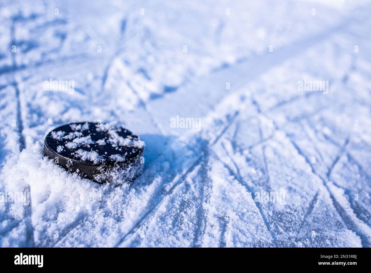 Disco da hockey giace sulla neve macro Foto Stock