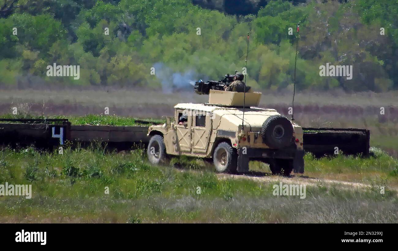 79th la squadra di combattimento della Brigata di Fanteria della Guardia Nazionale dell'Esercito della California svolge qualifiche di fuoco vivo con Humvees montati su mitragliatrice. Foto Stock