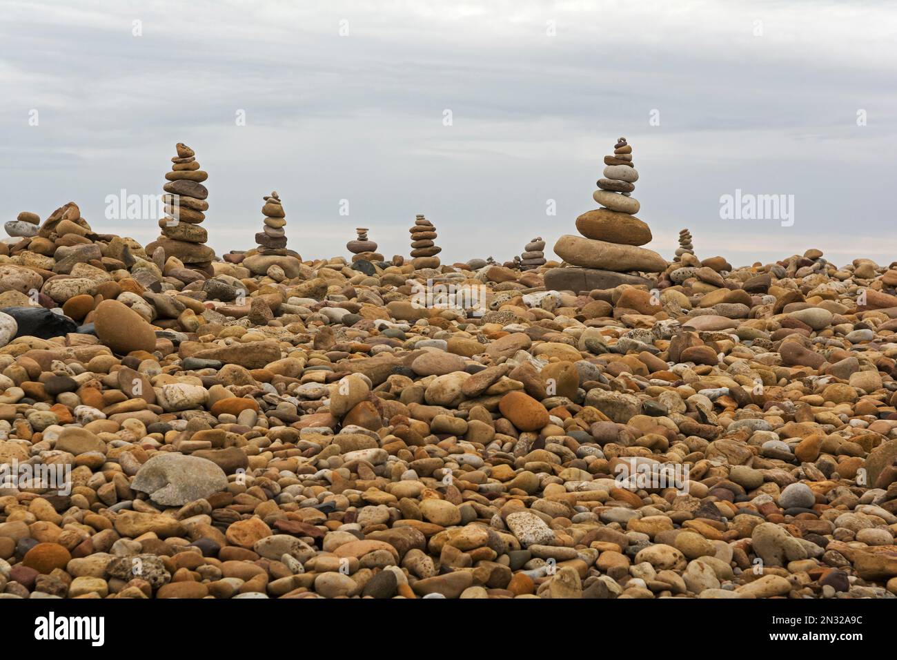 Pietre equilibranti sulla spiaggia Foto Stock