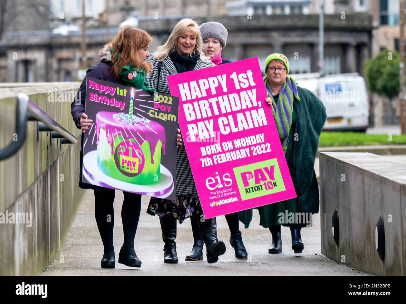 andrene Bamford (a sinistra) e l'ex presidente EIS Heather Hughes (a destra), insieme ad altri rappresentanti EIS di alto livello, arrivano a St Andrew's House a Edimburgo per consegnare le cartoline di compleanno in occasione del 1st° anniversario della richiesta di pagamento degli insegnanti. Un anno dopo che la EIS ha presentato una richiesta di pagamento, il sindacato ha annunciato un'ulteriore azione di sciopero, individuando Nicola Sturgeon, John Swinney, il segretario all'istruzione Shirley-Anne Somerville, il portavoce scozzese per l'istruzione verde Ross Greer e Katie Hagmann, il portavoce delle risorse per l'ente locale Cosla. Data immagine: Martedì febbraio Foto Stock