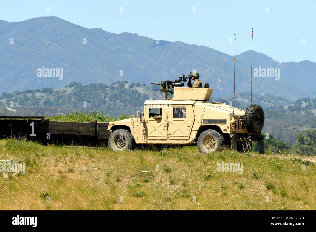 79th la squadra di combattimento della Brigata di Fanteria della Guardia Nazionale dell'Esercito della California svolge qualifiche di fuoco vivo con Humvees montati su mitragliatrice. Foto Stock