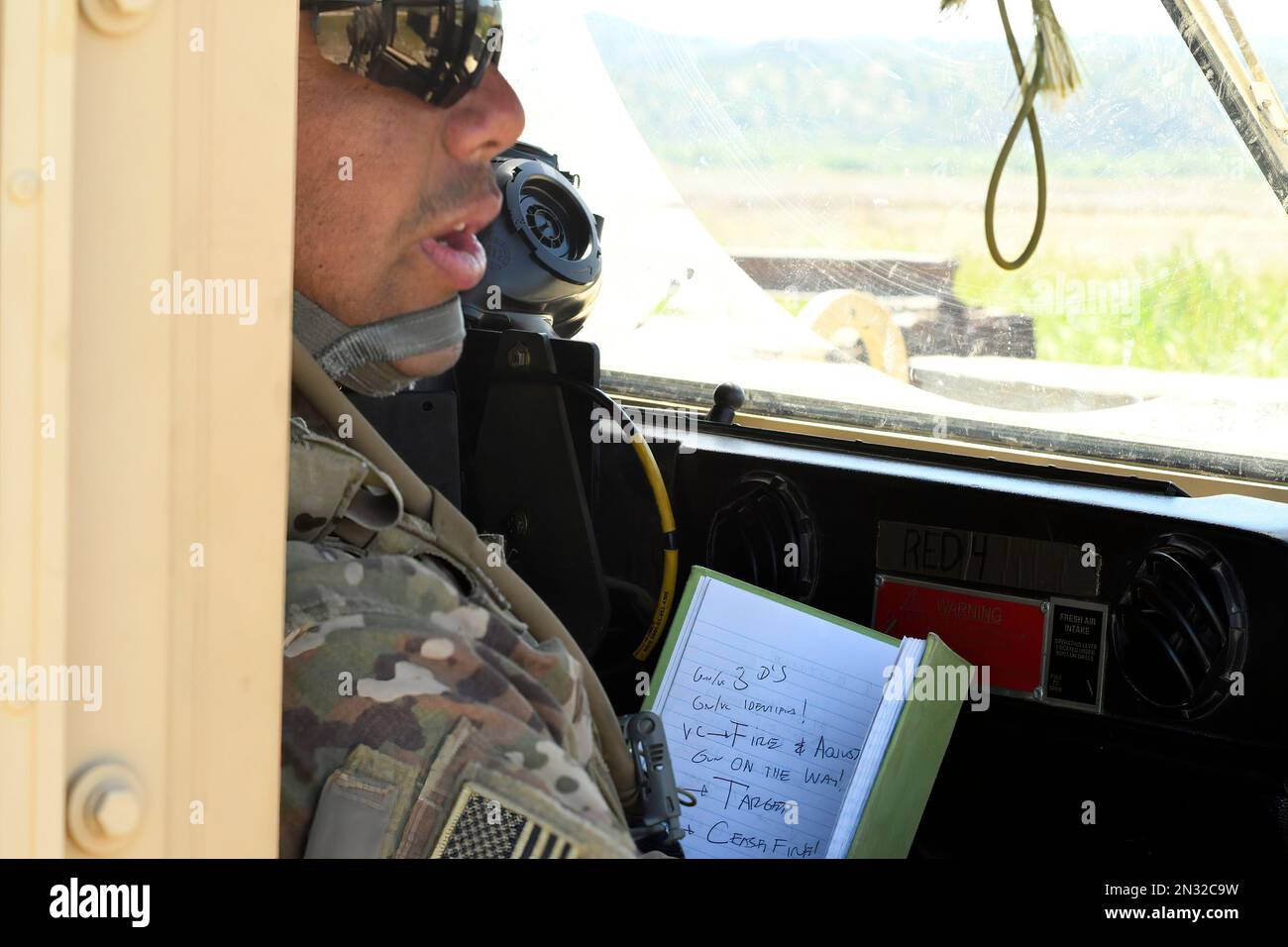 La Guardia Nazionale dell'Esercito della California ha qualifiche di fuoco vivo con Humvees montati su mitragliatrice. I soldati nella torre dei vigili del fuoco emettono comandi e monitorano. Foto Stock
